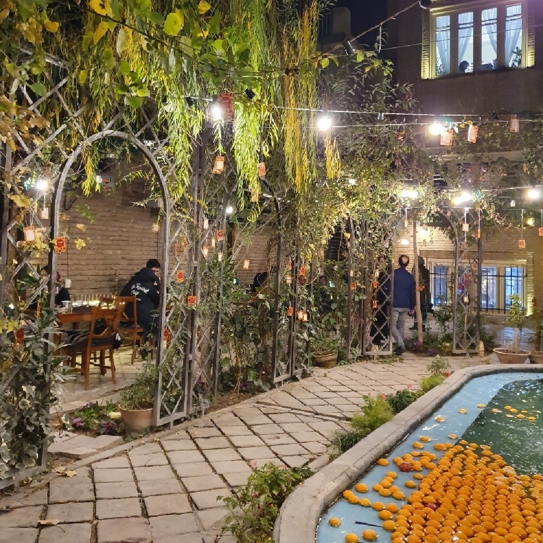 کافه لاکچری با فضای باز در ونک